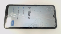 Blu G33 Cellphone (Black 32GB) Unlocked Dual Sim GLAS CRACKED
