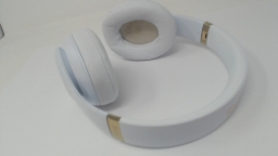Beats Studio 3 Headphones A1914 Matte White & Gold SMALL CUT IN EARPADS