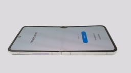 Samsung Galaxy Z Flip3 SM-F711U (Purple 128GB) T-Mobile BLACK SPOT/NICKED GLAS