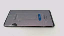 Samsung Galaxy S10 SM-G973U (Black 128GB) AT&T CRACKED GLAS BLACK SPOT