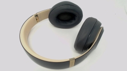 Beats Studio 3 Headphones A1914 Shadow Gray CRACKED RIGHT HEADBAND