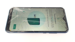 Motorola Moto E XT2052-2PP 32GB Verizon Prepaid CRACKED GLAS/BROWN STAINS