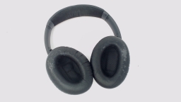 Bose QC 35 II Series 2 Wireless Headphones Black FLAKED EAR PADS