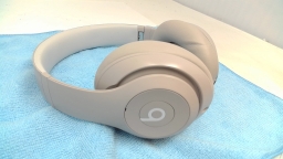 Beats Studio Pro Headphones Sandstone Noise Cancelling with Dirty Inner Earpad