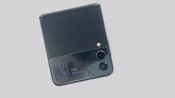 Samsung Galaxy Z Flip3 5G (Black 128GB 8GB) Verizon CRACKED/BLACK SPOT