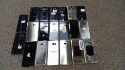 Lot of 20 Samsung Galaxy S7 and S8 Cell Phones with DAMAGED LCD