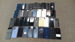 Lot of 38 Non-Working Motorola Moto Cell Phones Various Models for Parts