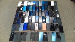 Lot of 78 Non-Working Motorola Moto Cell Phones with Broken Screens for Parts
