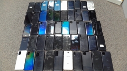 Lot of 50 Non-Working Samsung Cell Phone Smarphone Broken Screen for Parts