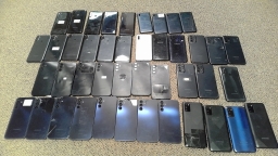 Lot of 43 Non-Working Samsung Cell Phone Smartphone Broken Screen for Parts