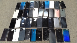 Lot of 41 Non-Working Mixed Brand Smartphones Samsung Motorola No Power