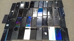 Lot of 45 Non-Working Mixed Brand Samsung Motorola Smartphones with Bad LCD