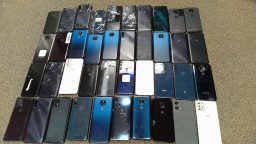 Lot of 40 Non-Working Motorola Smartphones with Bad Screen