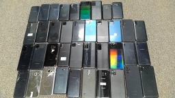 Lot of 39 Non-Working Samsung Smartphones for Parts - Bad Screens