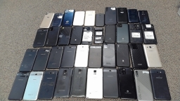 Lot of 40 Non-Working Mixed Brand and Samsung Smartphones Missing Battery