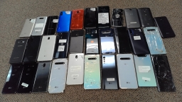 Lot of 31 Non-Working Mixed Brand LG Motorola Smartphones with Power Issues