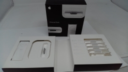 Apple Universal Dock MB125G/C with Remote and 5 Adapters for iPod iPhone 30-Pin
