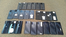 Lot of 24 Non-Working Motorola XT2315 XT2215 XT2313 XT2317 XT2163 For Parts